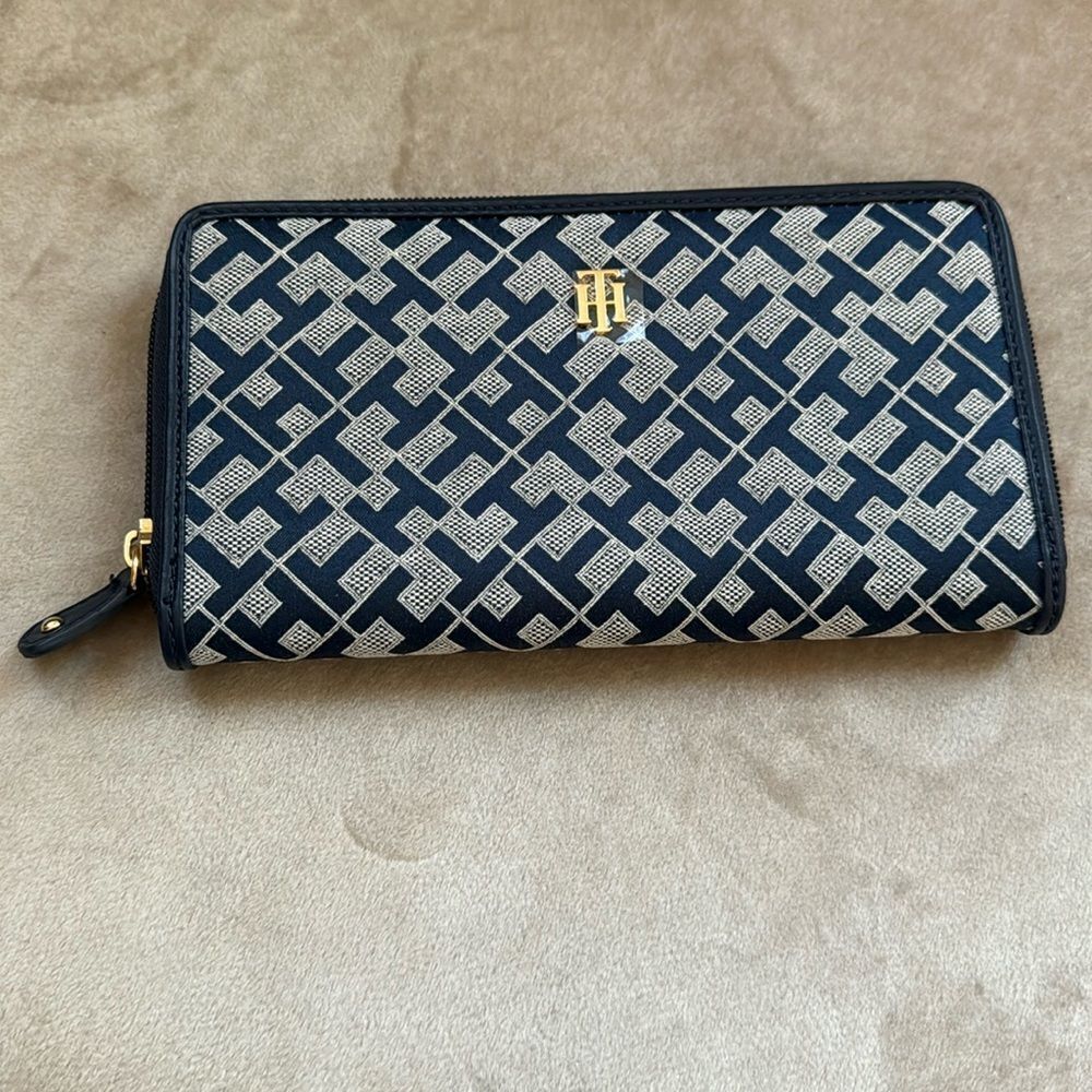 NWOT Tommy Hilfiger Navy Blue Monogram Wallet - Picture 1 of 7